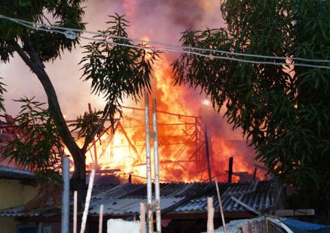 Incêndio destroi pelo menos 10 casas em bairro de Manaus